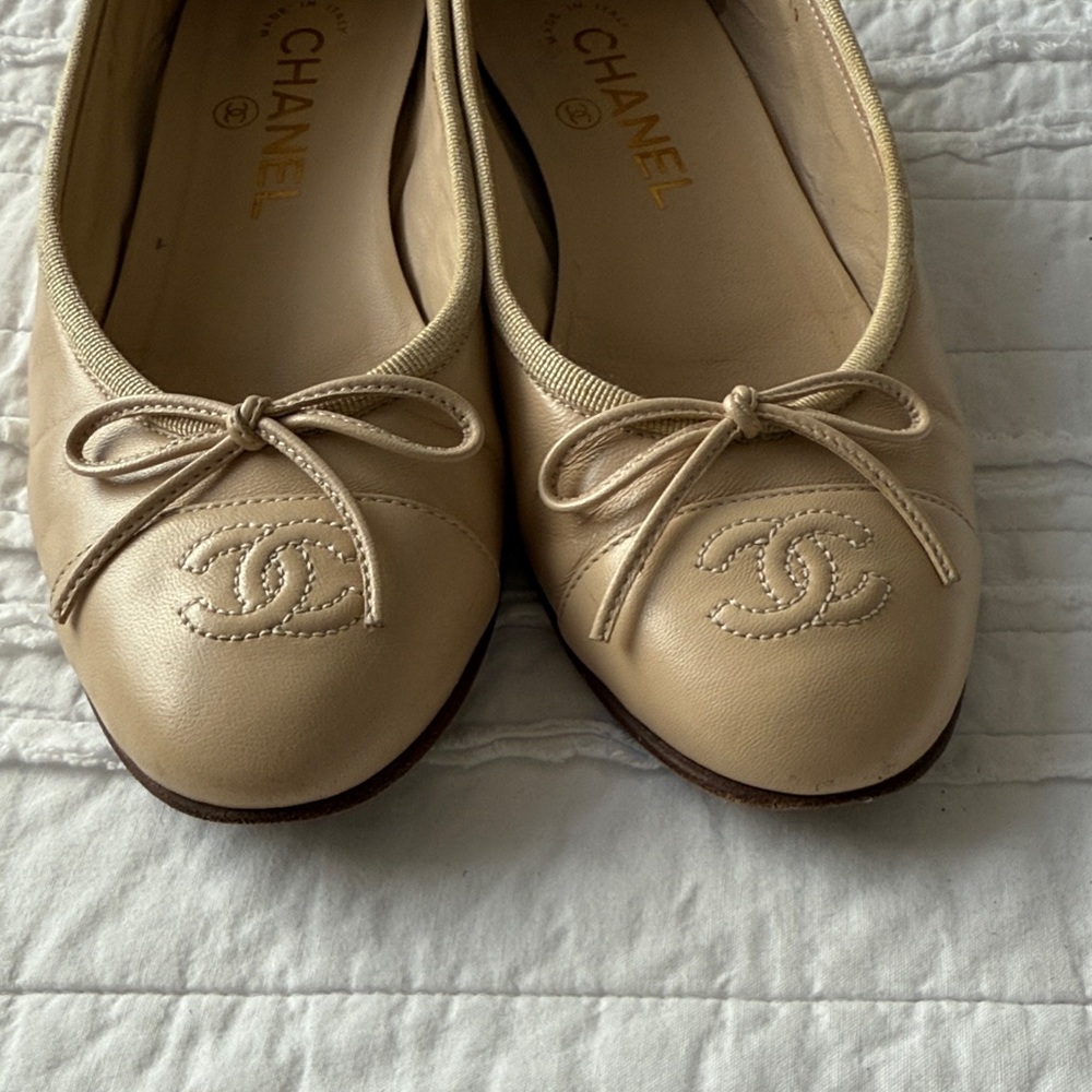 CHANEL Cream Leather Flats with Bow - Picture 6 of 9